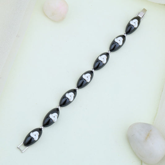 BLACK CAMEO WITH VINTAGE FINISH SILVER BRACELETS